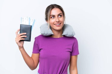 Şişme Seyahat Yastığı olan genç, güzel Uruguaylı kadın beyaz arka planda izole edilmiş bir şekilde yukarı bakarken bir fikir düşünüyor.