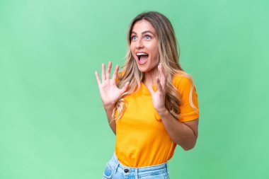 Genç Uruguaylı kadın, yalıtılmış bir geçmişi var ve yüzünde sürpriz bir ifade var.