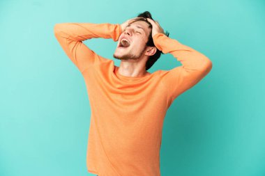 Mavi arka planda izole edilmiş genç bir Rus.