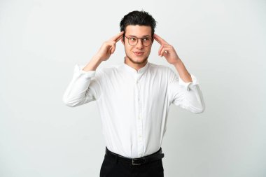 Rus iş adamı beyaz arka planda izole edilmiş. Şüpheleri ve düşünceleri var.