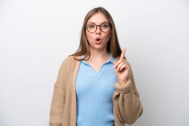 Genç Litvanyalı kadın, beyaz arka planda izole edilmiş bir şekilde parmağını kaldırarak çözümü anlamaya çalışıyor.