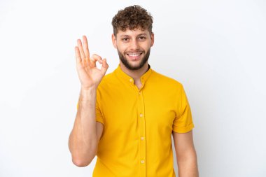 Beyaz arka planda izole edilmiş yakışıklı beyaz adam parmaklarıyla işaret veriyor.