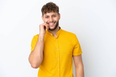 Beyaz arka planda izole edilmiş yakışıklı beyaz adam gülüyor.