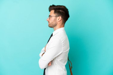 İş adamı, izole edilmiş arka planda yan pozisyonda