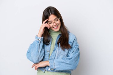 Genç Brezilyalı bir kadın beyaz arka planda yalnız gülüyor.