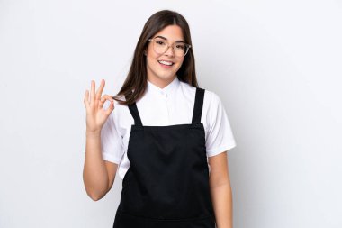 Restoran Brezilyalı garson kadın beyaz arka planda izole edilmiş. Parmaklarıyla işaret veriyor.