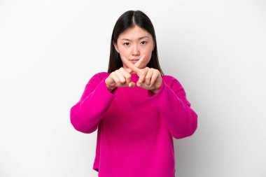 Beyaz arka planda izole edilmiş genç Çinli bir kadın bir eylemi durdurmak için el hareketi yapıyor.