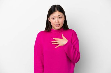 Beyaz arka planda izole edilmiş genç Çinli kadın kendini işaret ediyor.