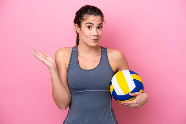 Молодая Бразилька Играющая Волейбол Розовом Фоне Сомневается Поднимая Руки — стоковое фото