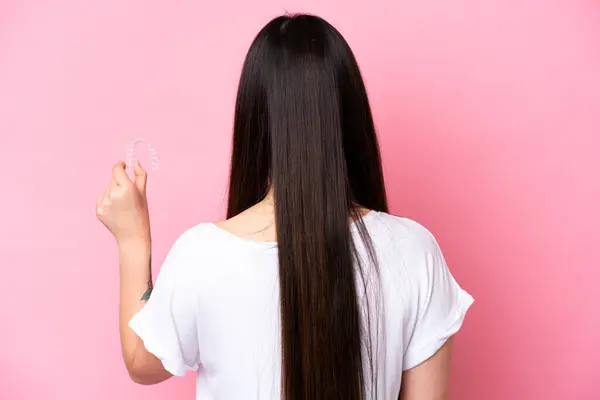 Junge Chinesin Mit Unsichtbaren Zahnspangen Isoliert Auf Rosa Hintergrund Rückenlage — Stockfoto
