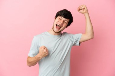 Pembe arka planda izole edilmiş genç bir Rus zaferi kutluyor.