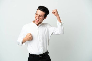 Rus işadamı beyaz arka planda zaferi kutluyor.