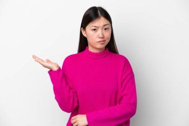 Beyaz arka planda izole edilmiş genç Çinli kadının şüpheleri var.