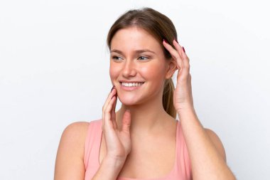 Beyaz arka planda soyutlanmış beyaz bir kadın. Portre