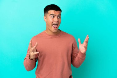 Soyutlanmış mavi bir geçmişi olan genç yakışıklı bir adam.