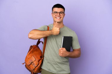 Tecrit edilmiş bir geçmişi olan yakışıklı bir öğrenci iyi niyet göstergesi gösteriyor.