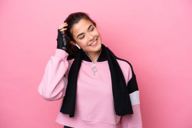 Pembe arka planda izole edilmiş Brezilyalı genç bir kadın bir fikir düşünüyor.