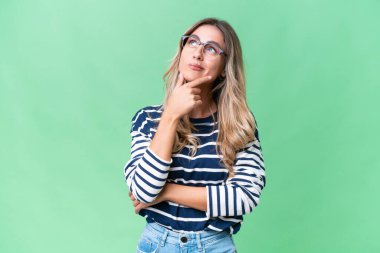 Genç Uruguaylı kadın izole edilmiş bir şekilde gülümserken yukarı bakıyor.