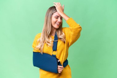 Kırık kollu genç Uruguaylı kadın ve izole bir geçmişi olan bir askı bir şey fark etti ve çözüme niyetlendi.