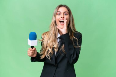 Genç, güzel Uruguaylı televizyon sunucusu izole edilmiş arka planda ağzı açık bağırıyor.