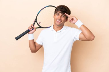 Kafkas kökenli genç adam, Ekim 'de tenis oynarken izole edilmiş.