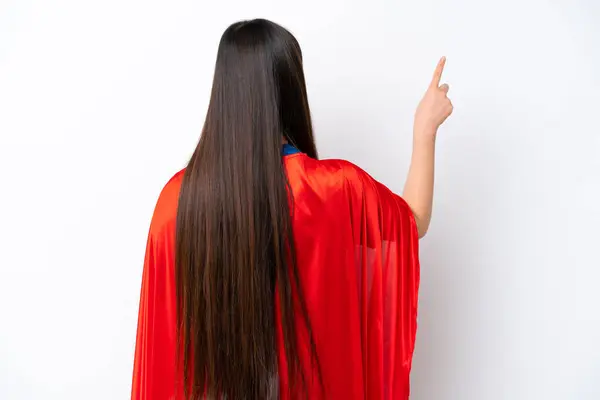 超级英雄中国女人被白色背景隔离 用食指指向后看 — 图库照片