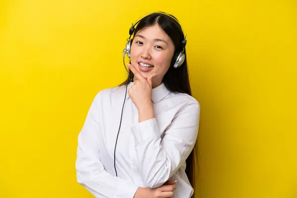 Telemarketer Chińska Kobieta Pracuje Słuchawki Izolowane Żółtym Tle Uśmiechnięty — Zdjęcie stockowe