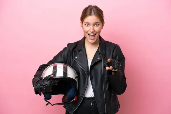 Молода Біла Жінка Мотоциклетним Шоломом Ізольована Рожевому Фоні Здивована Спрямована — стокове фото