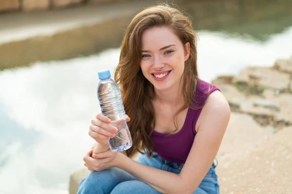 Jonge Roodharige Vrouw Met Een Fles Water Buitenlucht Glimlachen Veel — Stockfoto