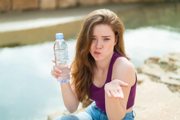 Jonge Roodharige Vrouw Met Een Fles Water Buitenlucht Het Maken — Stockfoto