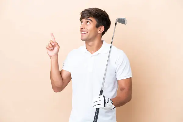 Jovem Jogador Golfe Homem Isolado Fundo Ocre Apontando Para Uma — Fotografia de Stock