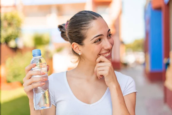 Jonge Mooie Vrouw Met Een Fles Water Buitenlucht Denken Een — Stockfoto
