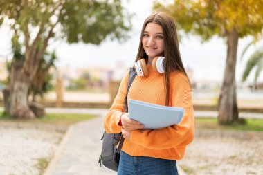 Mutlu bir ifadeyle izole edilmiş genç bir kız.