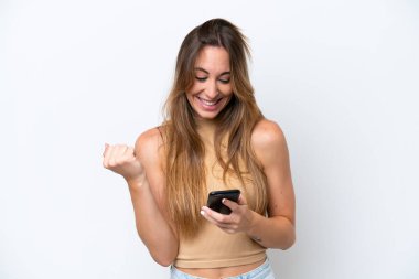 Beyaz arka planda izole genç beyaz kadın şaşırdı ve bir mesaj gönderiyor.