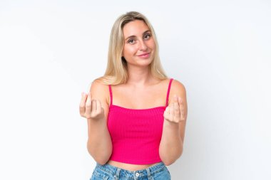 Beyaz arka planda izole genç beyaz kadın para jesti yapıyor