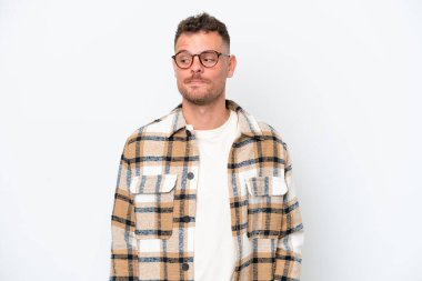 Beyaz arka planda izole edilmiş beyaz, yakışıklı genç bir adam şüpheli hareketler yapıyor.