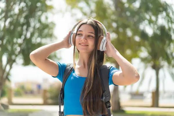 Девушка Улице Слушает Музыку — стоковое фото
