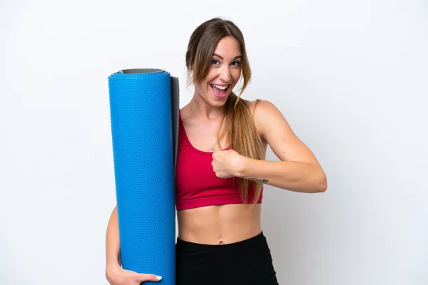 Giovane Donna Sportiva Che Lezioni Yoga Mentre Tiene Tappeto Isolato — Foto Stock