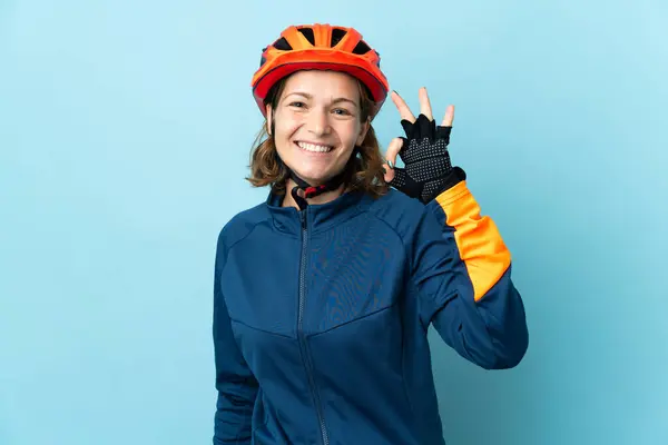 Молода Жінка Велосипедистка Ізольована Синьому Фоні Показуючи Знак Пальцями — стокове фото