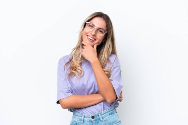 Genç Uruguaylı kadın beyaz arka planda izole edilmiş mutlu ve gülümsüyor.