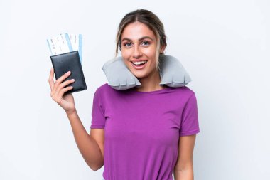 Şişirilebilir Seyahat Yastığı olan genç ve güzel Uruguaylı bir kadın beyaz arka planda, şaşırmış bir yüz ifadesiyle izole edilmiş.