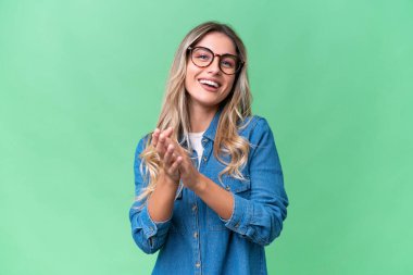 Genç Uruguaylı kadın münzevi bir arka planda bir konferanstan sonra alkışlıyor.