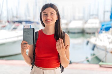 Genç, güzel Ukraynalı bir kadın elinde pasaport ile dışarı çıkmaya davet ediyor. Gelmene sevindim.