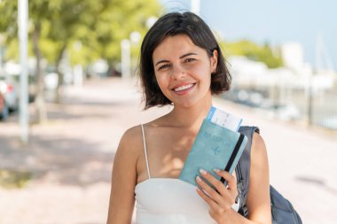 Genç, güzel bir Bulgar kadın elinde neşeli bir pasaport tutuyor.