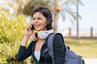 Açık havada cep telefonu kullanan genç, güzel Bulgar kadın.