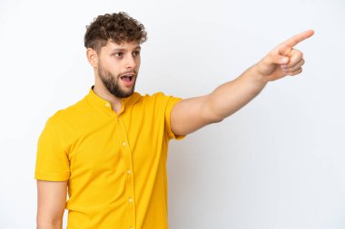 Beyaz arka planda izole edilmiş yakışıklı beyaz adam...