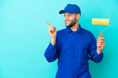 Kafkasyalı ressam, mavi arka planda izole edilmiş bir şekilde parmağını kaldırarak çözümü bulmaya çalışıyor.