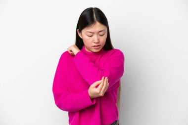 Genç Çinli bir kadın beyaz arka planda izole edilmiş, dirseğinde ağrı var.