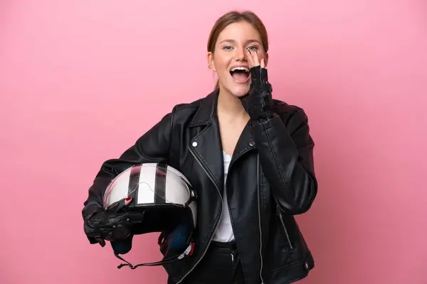 Молода Біла Жінка Мотоциклетним Шоломом Ізольована Рожевому Фоні Кричить Відкритим — стокове фото