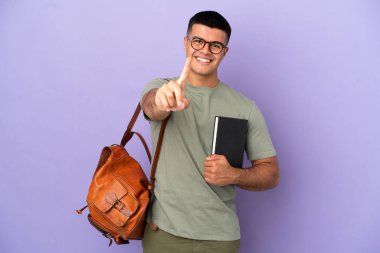 Tecrit edilmiş geçmişi olan yakışıklı bir öğrenci parmağını kaldırıyor ve gösteriyor.